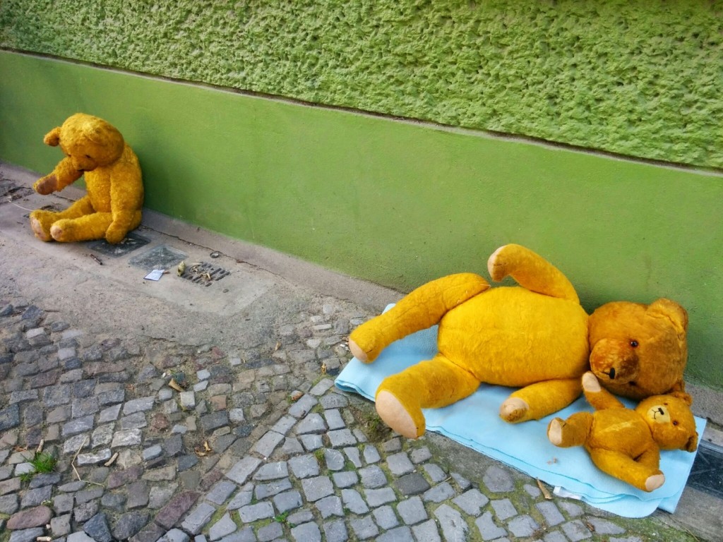 Eine ganze Familie sitzt auf der Straße.